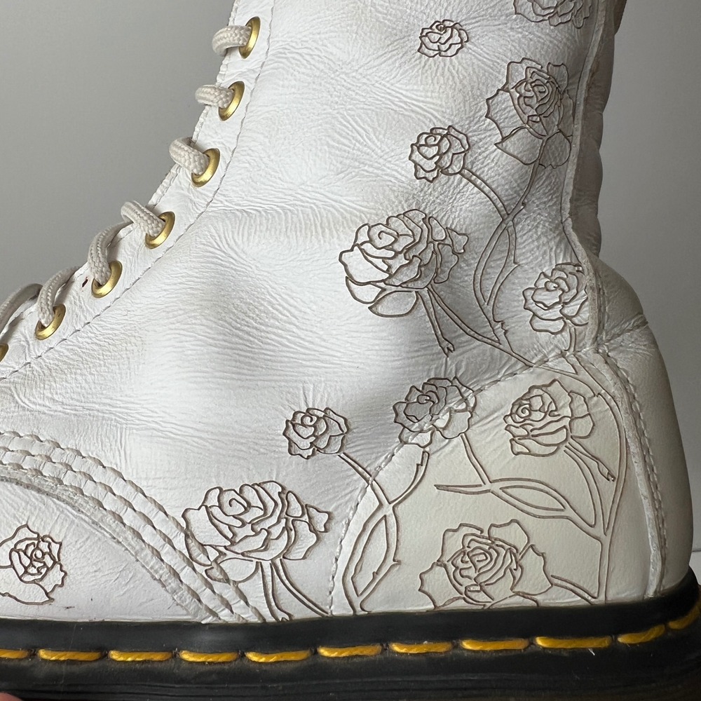 Vintage Dr. Martens 14 Hole Lace Up Tall Boots 7 White Rose Etched Leather Docs - Picture 7 of 13